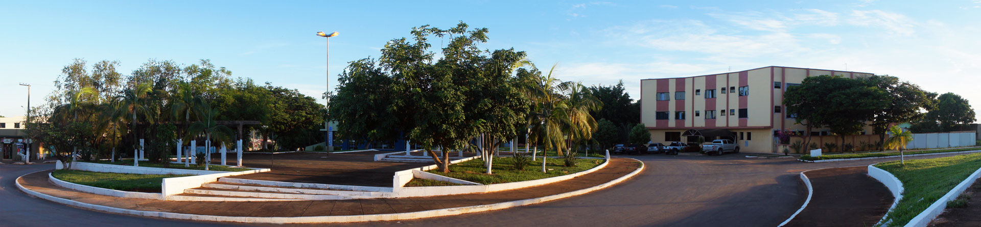 Foto panorâmica da praça Edgardo Abreu, localizada em frente ao Hotel Panorama de Abaeté